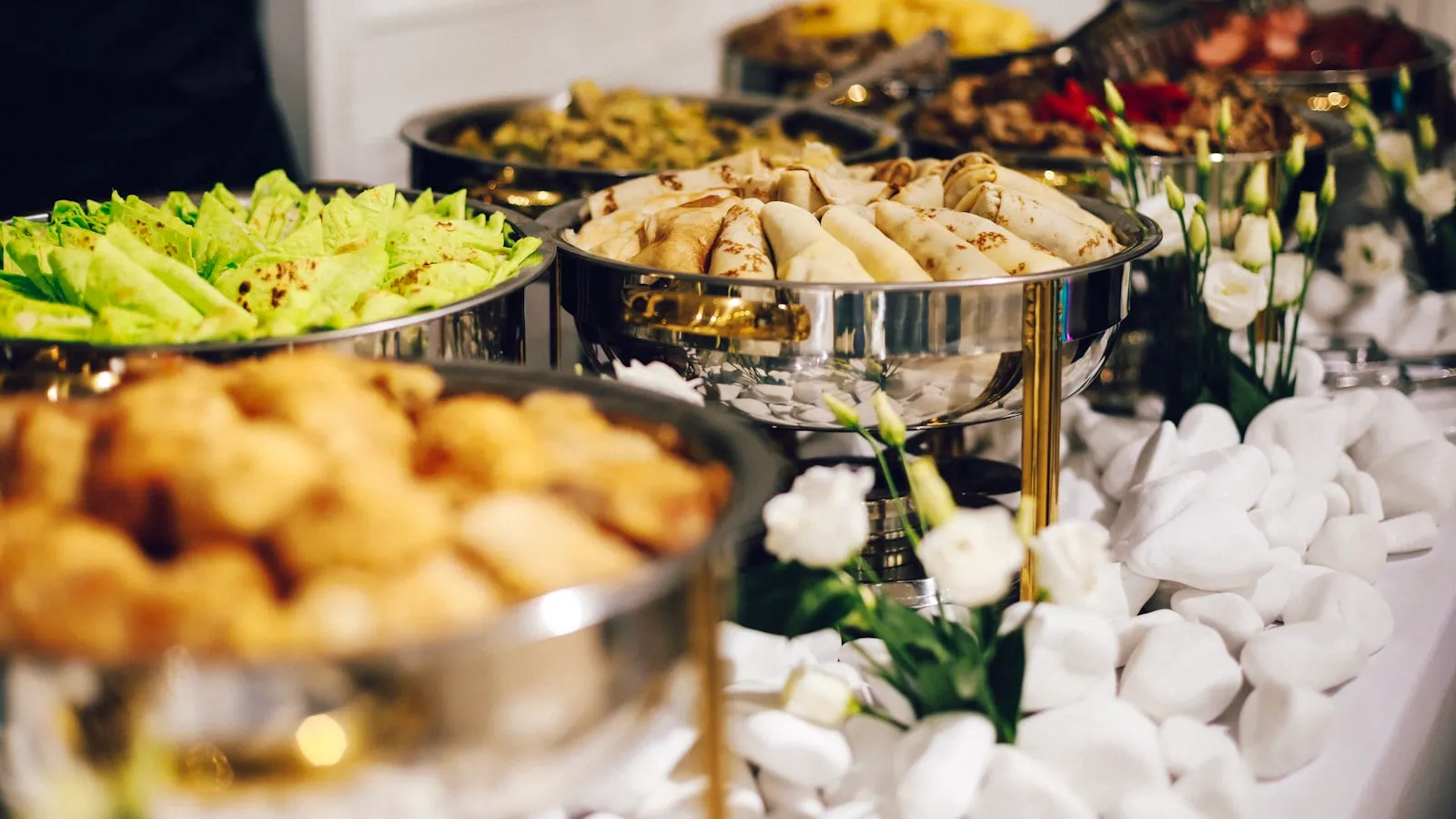 Buffet servido por una banquetería en un evento