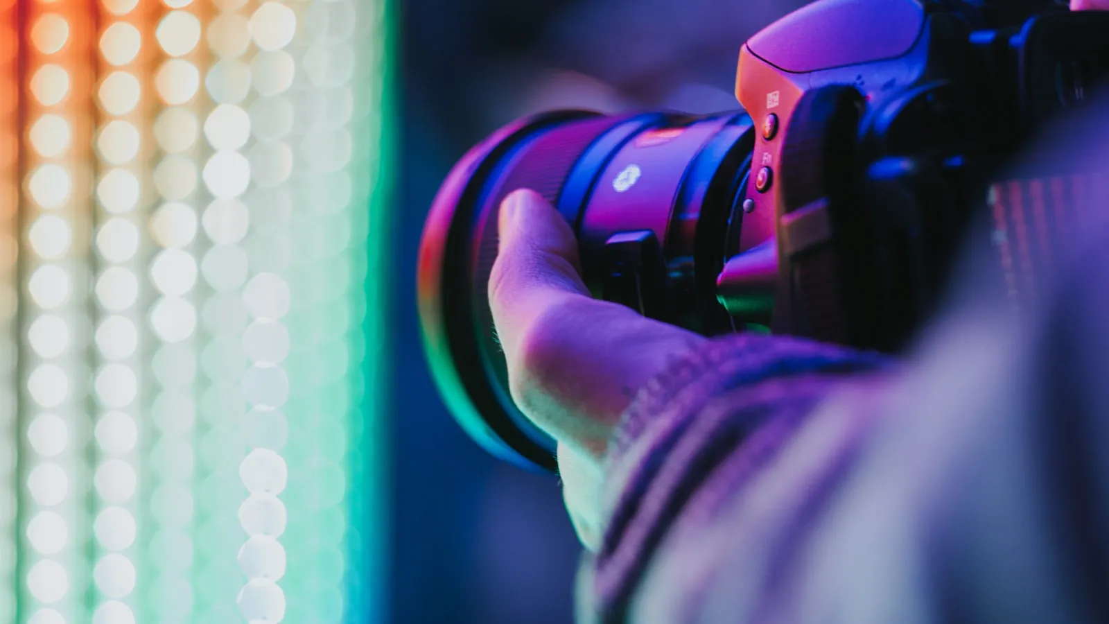 Fotógrafo sosteniendo una cámara profesional